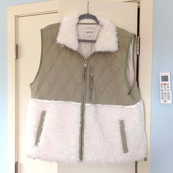 Abercrombie Sherpa Vest - Picture 1 of 3